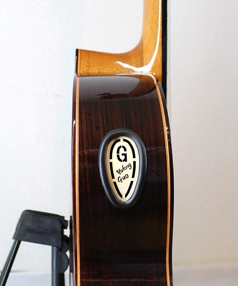 Yulong Guo製作のダブルトップギター