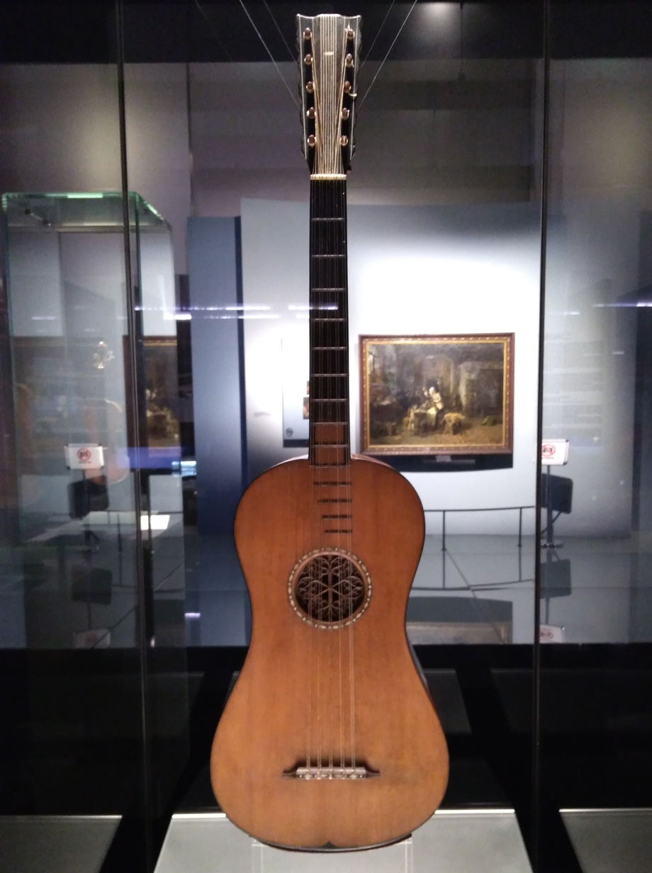 イタリア・クレモナのバイオリン博物館に展示されている A.ストラディバリウスが1700年に製作したバロックギター　（Photo by M. Fujita)